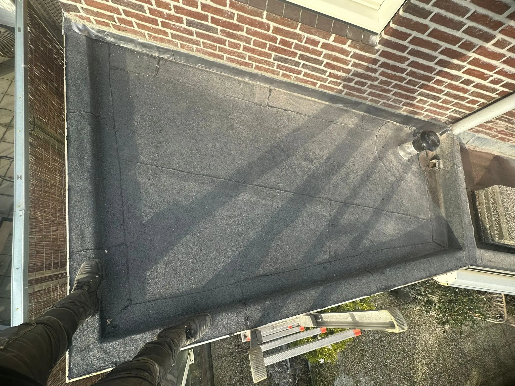 Vochtplekken op een zolderplafond met zichtbaar vocht langs de dakconstructie